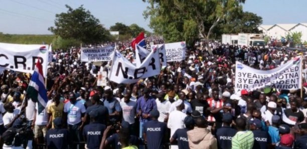Des Gambiens demandent au président Barrow de quitter le pouvoir