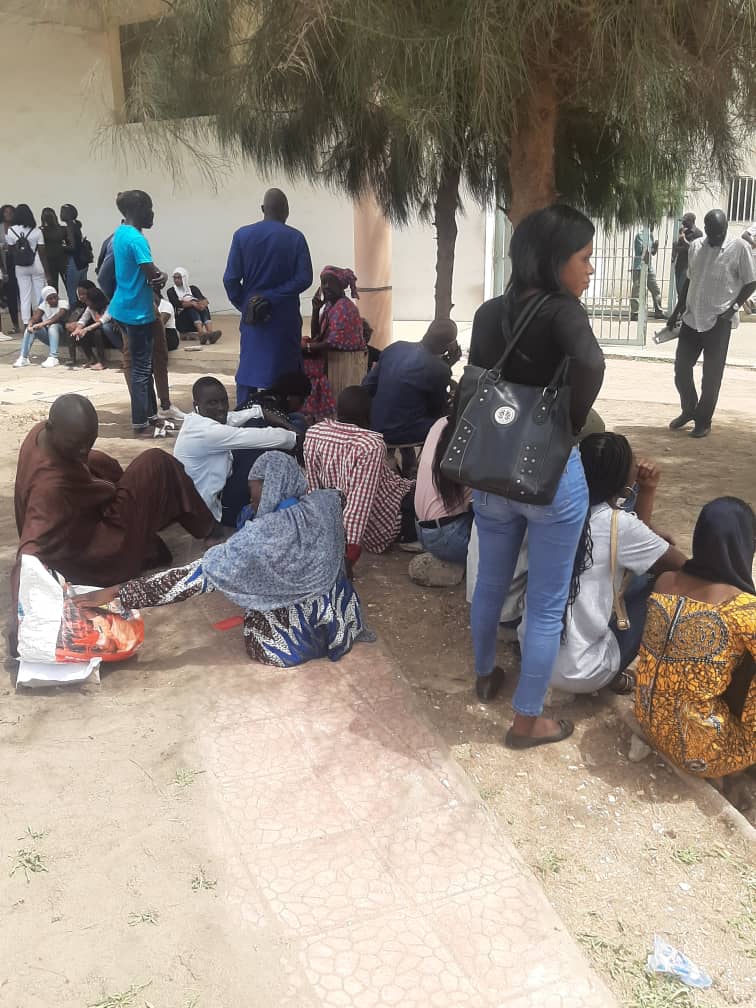 (Images)-Mamadou Diop déféré : Les étudiants de l’Iseg prennent d’assaut le tribunal de Dakar