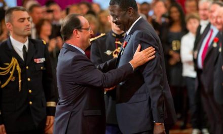 France : François Hollande rend hommage à Pape Diouf