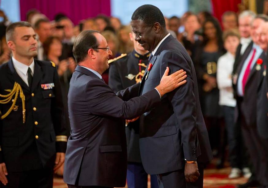 France : François Hollande rend hommage à Pape Diouf