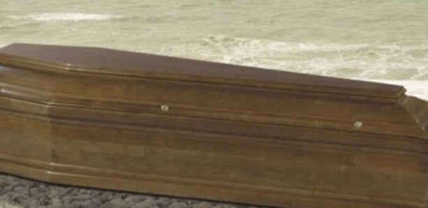 Touba: un chauffeur dépose un cercueil en pleine rue