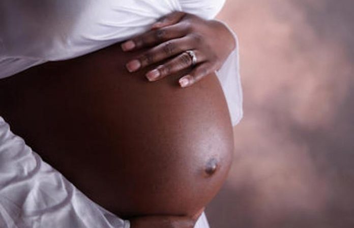 Détournement: une caissière sauvée de prison par sa grossesse