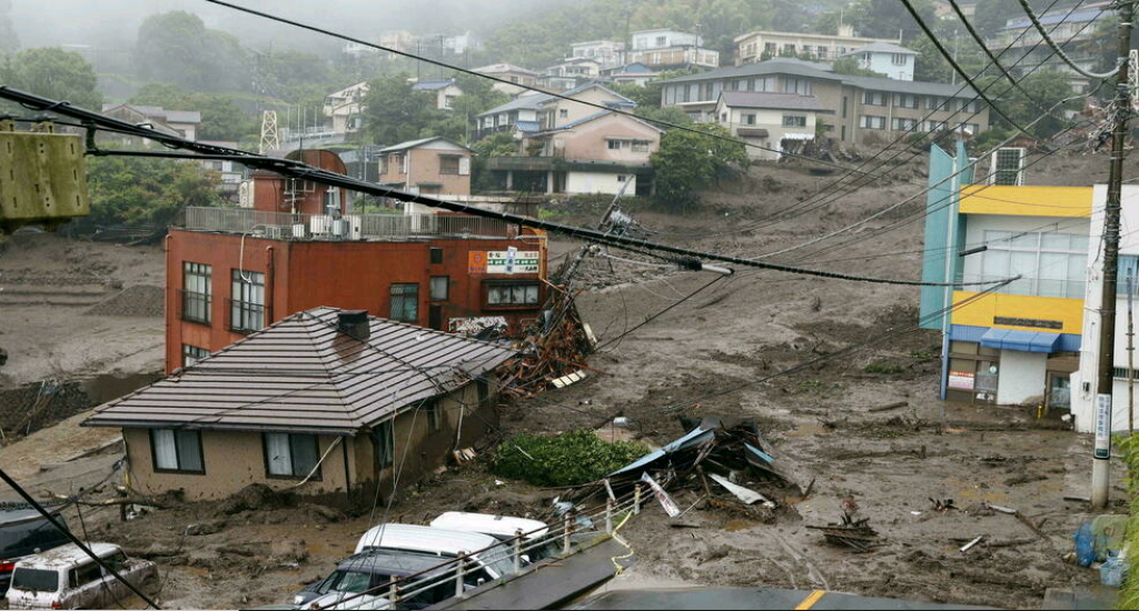 Japon: une vingtaine de personnes portées disparues après des glissements de terrain