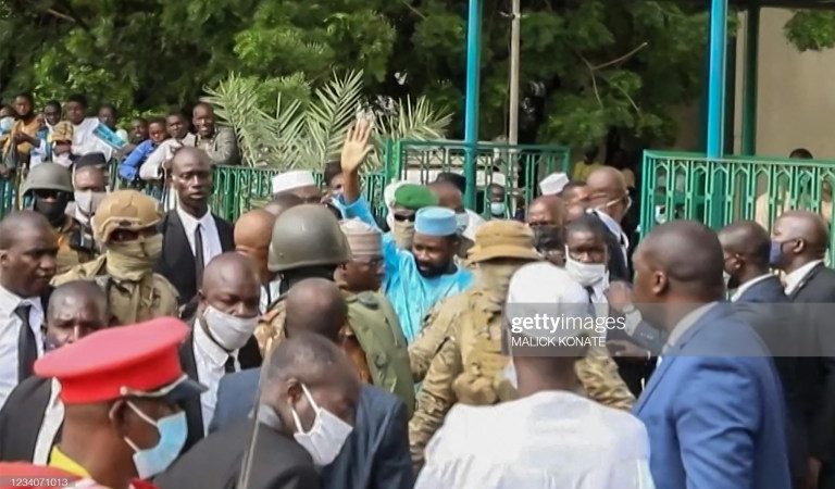 (09 Photos) Mali : Les images de l’arrestation de celui qui voulait poignarder Assimi Goïta