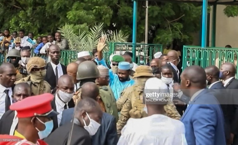 (09 Photos) Mali : Les images de l’arrestation de celui qui voulait poignarder Assimi Goïta