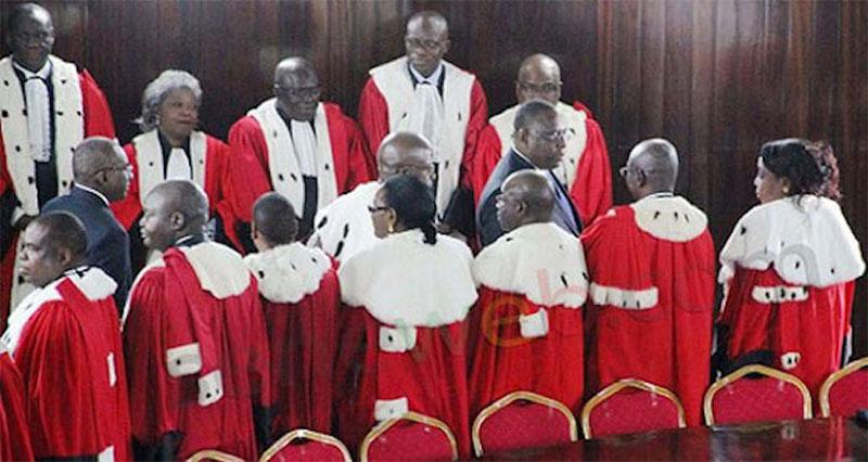 Les hommes en robes noires refusent le poste de Doyen des juges