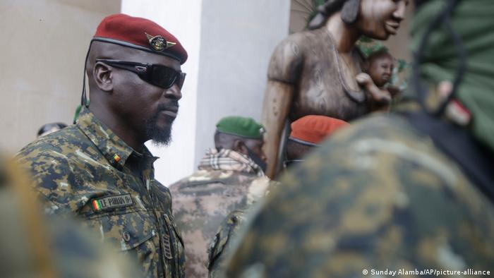 Le colonel Mamadi Doumbouya envoie à la retraite 44 officiers Généraux