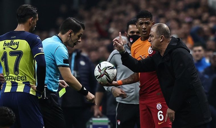 UN SUPPORTER DE FENERBAHÇE MEURT D’UNE CRISE CARDIAQUE APRES UN BUT À LA 94E MINUTE CONTRE GALATASARAY