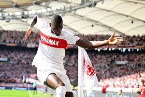 Serhou Guirassy célébrant un but lors de la victoire de Stuttgart 